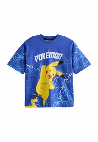 Zils kokvilnas T-krekliņš ar lielu Pikachu attēlu, ko ieskauj zibens zibšņi un vārds "POKÉMON" baltā krāsā.