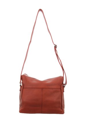 Schultertasche aus rostfarbenem Leder mit verstellbarem Riemen und weicher, leicht strukturierter Oberfläche, präsentiert vor weißem Hintergrund.