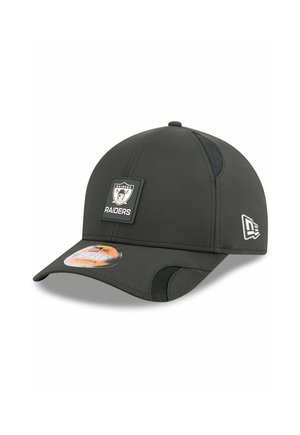 Schwarze Baseballmütze mit einer abgerundeten Krone, Netzseitenelementen und einem gestickten Logo-Patch mit der Aufschrift "Raiders" auf der Vorderseite.