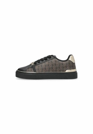 Baskets noires avec un côté texturé à motif marron, présentant un bout arrondi, des lacets noirs et un accent métallique à l'arrière.