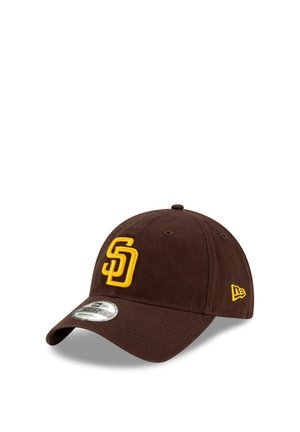 Gorra marrón con un logotipo amarillo bordado "SD" en la parte frontal y un acento amarillo a juego en el costado. Ajustable con visera curva.