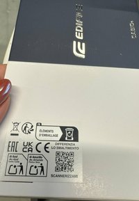 White packaging box with a blue top featuring "EDIFICE" logo. Labels for recycling and packaging elements, including QR code and icons.
