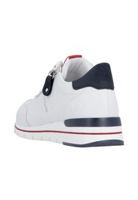 Sneaker bianca con tomaia in pelle traforata, dettaglio sul tallone blu navy, particolari rosso e blu navy sulla suola, e design con lacci tondi.