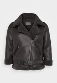 Giubbotto in pelle nera con collo e polsini in shearling. Presenta due tasche anteriori con zip e una vita cinturata. Finitura texture.