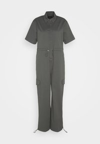 Combinaison à manches courtes gris foncé avec col à revers, poches avant sur les jambes, et cordons ajustables à la taille et aux ourlets du pantalon.