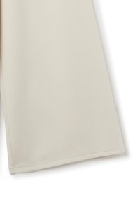 Pantaloni a gamba larga di un beige chiaro realizzati in tessuto morbido, caratterizzati da una texture liscia e orli dritti e puliti senza fantasie o decorazioni.