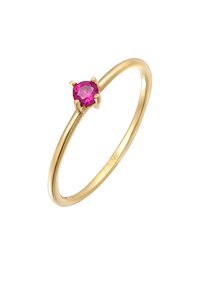 Guld ring med en enkelt rund pink ædelsten, prong-sat, med et glat, minimalistisk bånd og subtil glans.