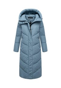 Cappotto imbottito lungo di colore azzurro chiaro con cappuccio; presenta un design trapuntato, bottoni a pressione e chiusura con zip. Texture morbida con maniche ampie.