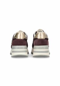 Baskets en daim bordeaux avec un accent métallique doré au talon et une semelle en caoutchouc grise, présentant une tige texturée et des rayures contrastantes.