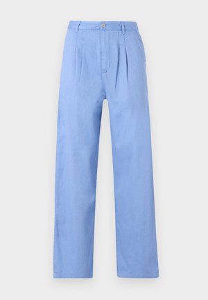 Pantaloni din in de culoare albastru deschis, cu față pliată, talie înaltă și croială dreaptă. Prezintă un sistem de închidere cu buton la talie.