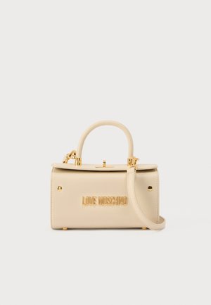 Beige Handtasche aus Kunstleder mit goldfarbenen Beschlägen, Tragegriff oben, abnehmbarem Schulterriemen und eingeprägtem "LOVE MOSCHINO"-Logo auf der Vorderseite.