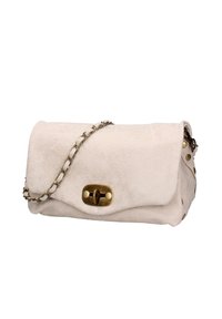 Borsa a mano in suede beige con patta pieghevole, chiusura in ottone e tracolla a catena. Presenta borchie decorative in ottone lungo il bordo.