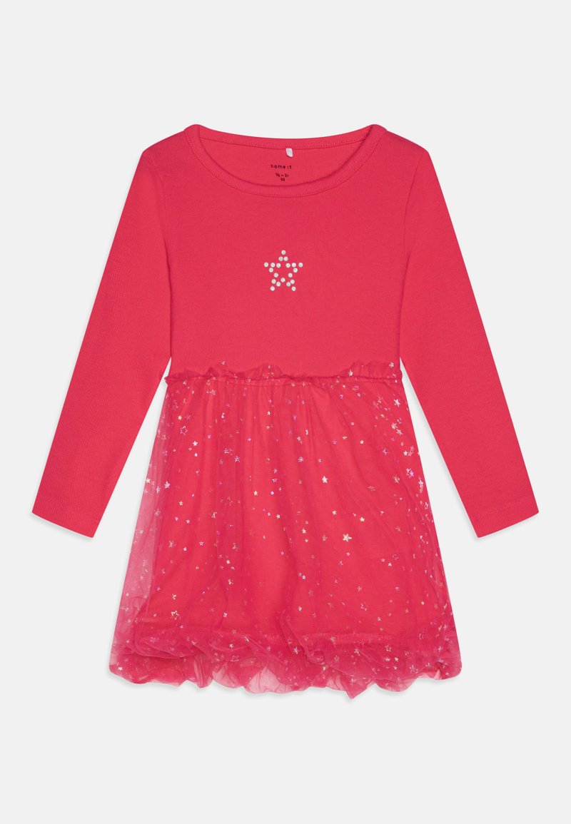 Punane pikkade varrukatega kleit, millel on liibuv ülaosa, tähtkujuline kristallide aktsent ja kihiline tüllseelik, millel on hõbedased tähemustrid.