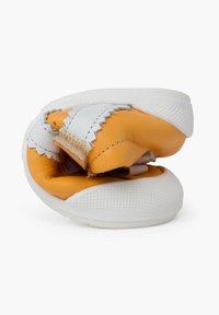 Sneaker in pelle arancione e bianco, con suola bianca testurizzata, dettagli cuciti e materiali morbidi e flessibili per il massimo del comfort.