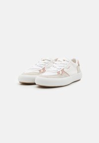 Bílé tenisky s hladkým koženým svrškem, suedinovými akcenty a bílými tkaničkami. Mají kulatou špičku a gumovou podrážku. Minimalistický design.