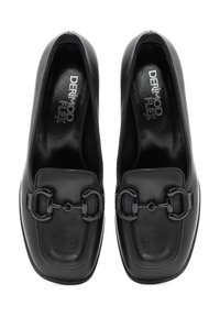 Mocassins en cuir noir avec un bout carré et des accents décoratifs en métal noir. Texture lisse avec une semelle intérieure rembourrée.