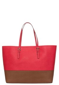 Červená a hnědá taška přes rameno vyrobená z texturovaného syntetického materiálu, s dvěma ramenními popruhy a prostorným obdélníkovým tvarem.