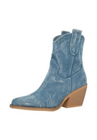 Botín cowboy de denim en azul claro con punta afinada, costuras decorativas y un tacón de madera apilada. Cuenta con lengüetas para facilitar el calzado.