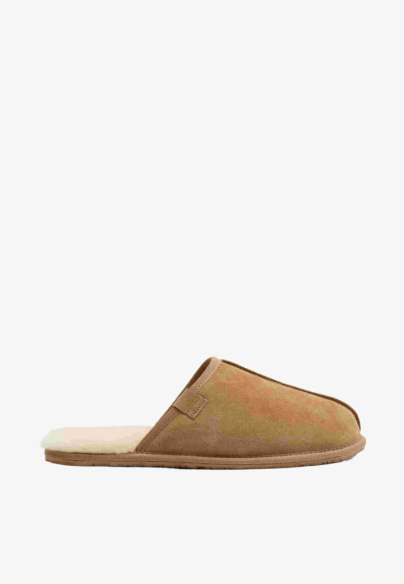 Brune ruskinds slippers med åben tå, blød hvid foring og lysebrun sål. Har en tekstureret overflade med subtile farvevariationer.