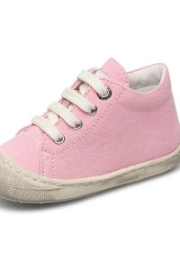 Růžová plátěná teniska s bílými očka, béžovými tkaničkami a strukturovanou gumovou podešví. Zaoblená špička a design s nízkým profilem.