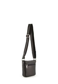 Černá kožená crossbody taška s texturovaným povrchem, nastavitelným popruhem a přední kapsou na zip, s kovovými detaily v stříbrné barvě.
