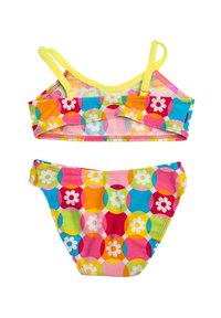 Kolorowy zestaw bikini z topem na żółtych ramiączkach i wzorzystymi majtkami. Wzór zawiera kwiaty i okręgi w intensywnych odcieniach różowego, niebieskiego i pomarańczowego.