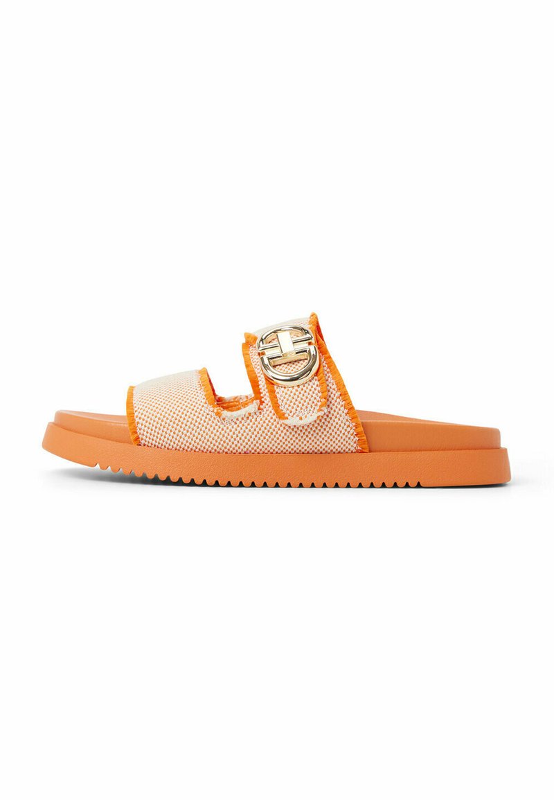 Sandale orange à glissière avec tige en maille et semelle en caoutchouc. Présente une boucle argentée et un bord texturé. Base plate avec rainures d'adhérence.