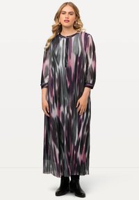 Maxi-jurk met een geplooid ontwerp in zwart, grijs en roze tinten. Bevat een ronde halslijn en driekwart mouwen, met knoopaccenten.