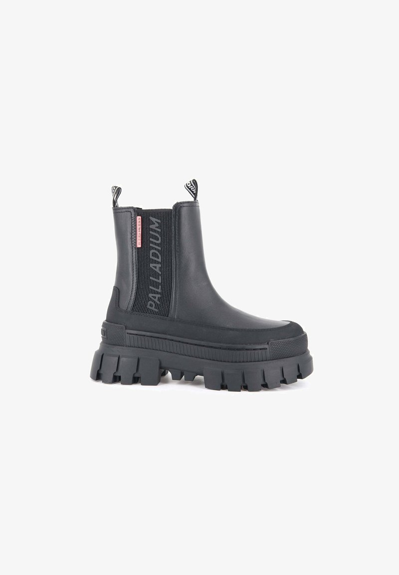 Bottines noires en matière synthétique lisse, avec des panneaux latéraux élastiques, une semelle en caoutchouc épaisse et des détails de marque contrastants.