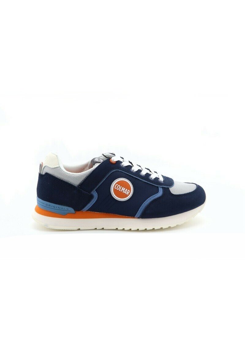 Sneaker atletico blu e navy con materiali in camoscio e rete, dettagli arancioni e azzurri, toppa rotonda con logo e suola bianca.