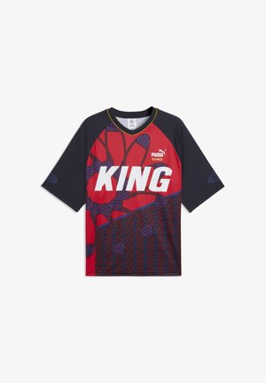 Czerwona i czarna sportowa koszulka Puma z napisem "KING" w białych, pogrubionych literach, wzorzystym designem oraz małym logo Puma na piersi.