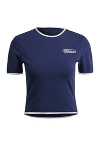 Marinblå t-shirt med korta ärmar, vit kant runt halsringningen och ärmarna, med en liten broderad Adidas-logotyp på bröstet.