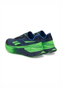Le scarpe Reebok Floatride X1 presentano una combinazione di colori blu e verde, una tomaia in mesh traspirante, una suola imbottita e motivi a strisce diagonali.