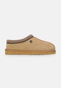 Tan ruskinds slippers med en tekstureret, mønstret strikket krave. Har en rund tå og en gummisål. Lille emblem på siden.
