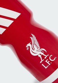 Rote Sportflasche mit weißen Adidas-Streifen und dem Liverpool FC-Logo. Glatte Oberfläche, geschwungene Form und auffälliges Vereinswappen an der Basis.