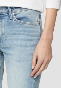 Lichtblauwe denim jeans met een gladde textuur, vijf-pocket ontwerp en subtiele vervagingsdetails. Voorzien van een zilveren knoop en stiksels accent.