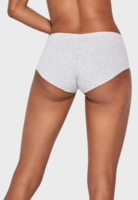 Grijze katoenen hipsteronderbroek met een gladde textuur, laag gesneden ontwerp en zonder zichtbare hardware of patronen. Eenvoudige, functionele stijl.