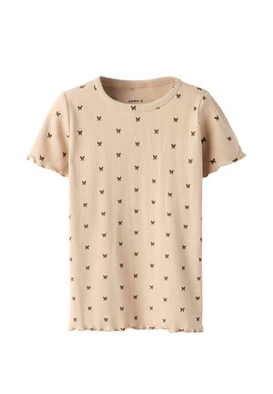 Geribbeld beige T-shirt met korte mouwen, met een herhaald vlinderpatroon in donkerbruin. Ronde halslijn en golvende zoomdetails.