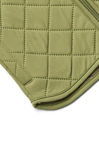 Prošívaný zelený látkový obal s texturovaným vzorem, zvýrazněný zipem podél jednoho okraje. Zaoblené rohy a hladký povrch.