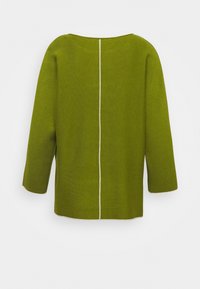 Maglia verde a maglia con maniche a tre quarti, scollo rotondo e una striscia verticale bianca sulla schiena. Tessuto liscio e vestibilità comoda.