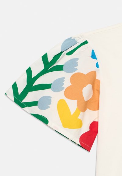 Κοντό μανίκι με ελαστική ραφή, διακοσμημένο με πολύχρωμο λουλουδένιο σχέδιο με πράσινους μίσχους, μπλε μπουμπούκια και πορτοκαλί, κίτρινα και κόκκινα λουλούδια σε λευκό ύφασμα.