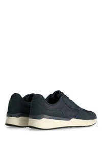 Sneaker navy con una combinazione di materiali in suede e mesh, punta rotonda, suole piatte e suole in gomma beige a contrasto.