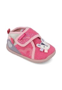 Zapatilla de felpa rosa con una correa de velcro, que presenta un aplique de conejo, detalles bordados, acentos de corazón y una suela suave y texturizada.