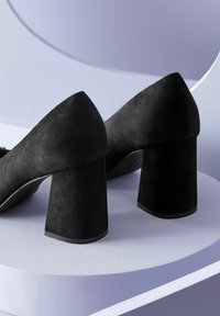 Next FOREVER COMFORT WITH MOTIONFLEX HARDWARE TRIM SQUARE TOE COURT - Classic heels - black