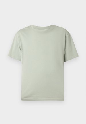 Svetlo zelena bombažna majica z okrolim izrezom, kratkimi rokavi, sproščenim krojem in mehko teksturo. Ponaša se s čistimi, preprostimi linijami.