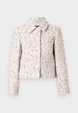 Skrajšana jakna iz teksturirane tkanine z večbarvnim vzorcem, ki ima ovratnik in štiri sprednje gumbe. Paleta barv vključuje pastelne odtenke.
