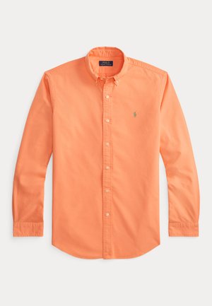 Camisa de botones de manga larga en algodón naranja vibrante, con cuello redondeado, puños abotonados y un pequeño logo bordado en el pecho.