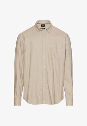 Beżowa koszula na długi rękaw z guzikami, z przednią kieszenią i kołnierzykiem zapinanym na guziki, przedstawiona na białym tle.