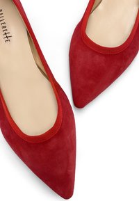 Rode suède ballet flats met een puntige neus, geaccentueerd door een contrasterende rode bies rond de opening en een gladde binnenvoering.