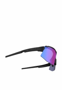 Gafas de sol deportivas negras con una gran lente espejada púrpura y un marco liviano. Presentan un diseño moderno y patillas ajustables.